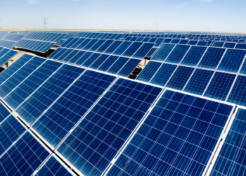 România surprinde Europa: emisiile au scăzut cu 75%, în timp ce economia s-a dublat