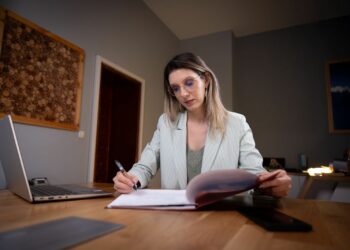 USR propune extinderea incriminării hărțuirii sexuale: sancțiuni și în afara relațiilor de muncă