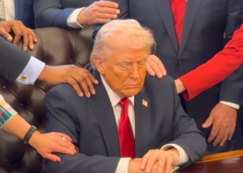 Pastori evanghelici s-au rugat pentru Donald Trump în Biroul Oval, în plin conflict cu Iranul