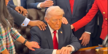 Pastori evanghelici s-au rugat pentru Donald Trump în Biroul Oval, în plin conflict cu Iranul