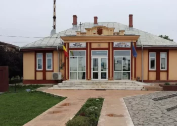 O comună din România a ajuns la licitație: datorii de 1,2 milioane de euro. Terenuri, utilaje și clădiri scoase la vânzare