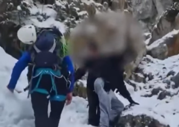 Doi turiști salvați din Munții Piatra Craiului după momente de groază: au stat culcați pe burtă în zăpadă ca să nu cadă în prăpastie