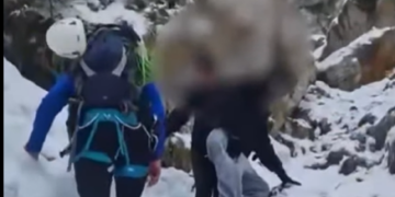 Doi turiști salvați din Munții Piatra Craiului după momente de groază: au stat culcați pe burtă în zăpadă ca să nu cadă în prăpastie