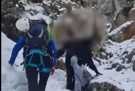 Doi turiști salvați din Munții Piatra Craiului după momente de groază: au stat culcați pe burtă în zăpadă ca să nu cadă în prăpastie