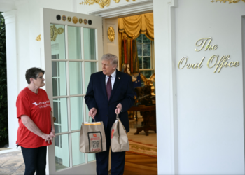 Donald Trump, moment inedit la Casa Albă: comandă McDonald’s, bacșiș de 100$ și declarații despre Iran