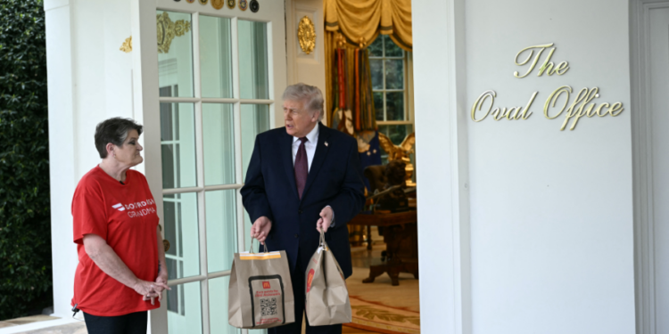 Donald Trump, moment inedit la Casa Albă: comandă McDonald’s, bacșiș de 100$ și declarații despre Iran