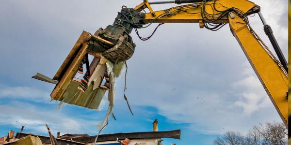 Un francez și-a demolat casa pentru a scăpa de ocupanți ilegali. „Nu mai aveam altă opțiune”