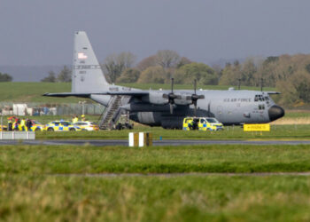 Bărbat urcat pe avion militar, pe aeroport din Irlanda