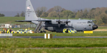 Bărbat urcat pe avion militar, pe aeroport din Irlanda