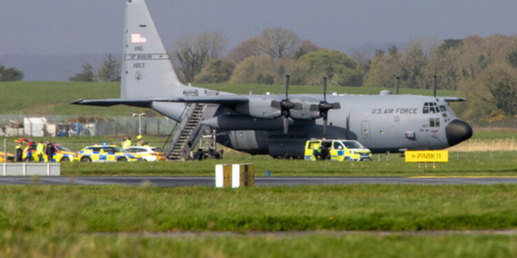 Bărbat urcat pe avion militar, pe aeroport din Irlanda