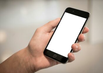 UE schimbă regulile pentru smartphone-uri: baterii ușor de înlocuit și telefoane mai durabile din 2027