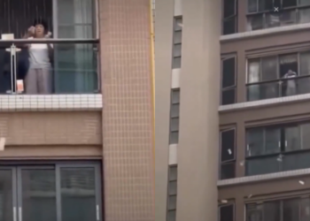 Femeie aruncă 160.000 de dolari de la balcon
