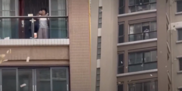 Femeie aruncă 160.000 de dolari de la balcon