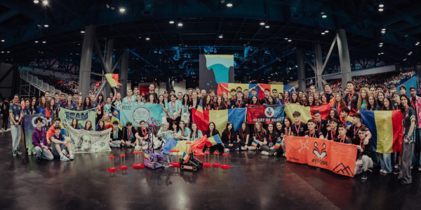 Tinerii români luptă în SUA pentru titlul mondial la robotică: Cele 8 echipe au ajuns la Houston