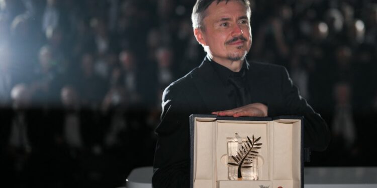 Cristian Mungiu câștigă al doilea Palme d’Or din carieră cu „Fjord”.