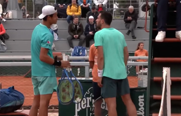 Scandal la Roland Garros: Doi jucători au fost despărțiți de arbitru după meci