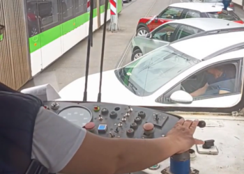 O femeie a coborât din tramvai și a făcut ordine în traficul din București: „Cred că ar trebui mai mult bun simț”