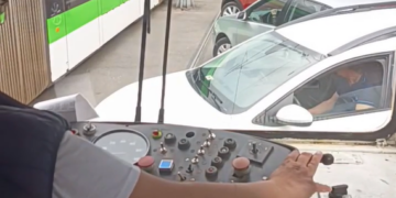 O femeie a coborât din tramvai și a făcut ordine în traficul din București: „Cred că ar trebui mai mult bun simț”