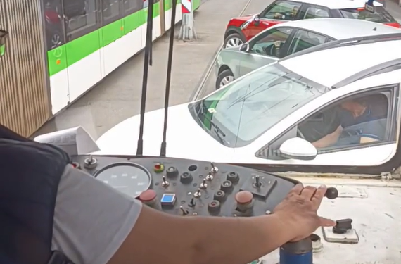 O femeie a coborât din tramvai și a făcut ordine în traficul din București: „Cred că ar trebui mai mult bun simț”