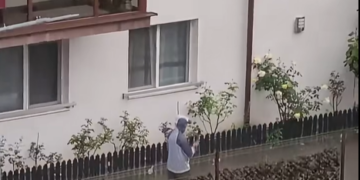 Un bărbat a ieșit cu caiacul printre blocurile din Chiajna după furtună