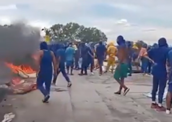 Revoltă într-o închisoare din Venezuela: deținuții au urcat pe acoperiș și au strigat „Suntem torturați”