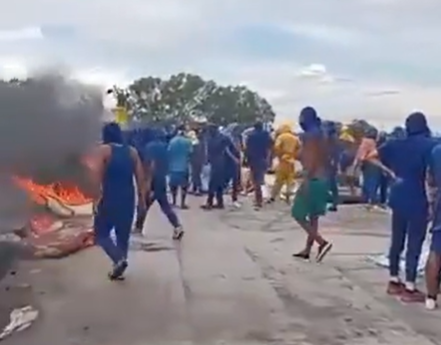 Revoltă într-o închisoare din Venezuela: deținuții au urcat pe acoperiș și au strigat „Suntem torturați”