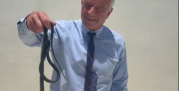 Robert F. Kennedy Jr., filmat în timp ce prinde șerpi cu mâinile goale