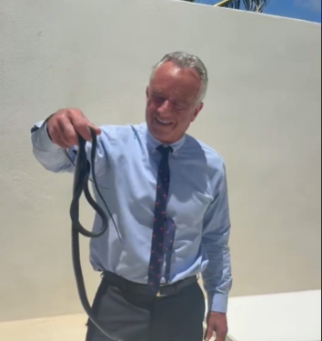 Robert F. Kennedy Jr., filmat în timp ce prinde șerpi cu mâinile goale