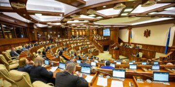 Parlamentul Republicii Moldova restricționează utilizarea limbii ruse. Deputații vor putea vorbi în plen doar în română