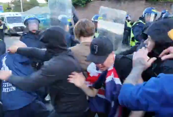 Proteste violente în Marea Britanie după moartea unui adolescent încătușat de polițiști