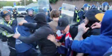 Proteste violente în Marea Britanie după moartea unui adolescent încătușat de polițiști
