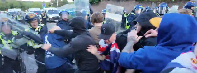 Proteste violente în Marea Britanie după moartea unui adolescent încătușat de polițiști