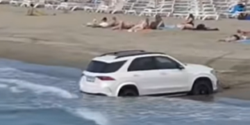 Doi șoferi au intrat cu mașinile pe plaja din Olimp. Poliția a intervenit după sesizarea turiștilor
