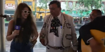 Jurnalistă surprinsă în direct la TV: un cântăreț mariachi i-a pus o armă în mână
