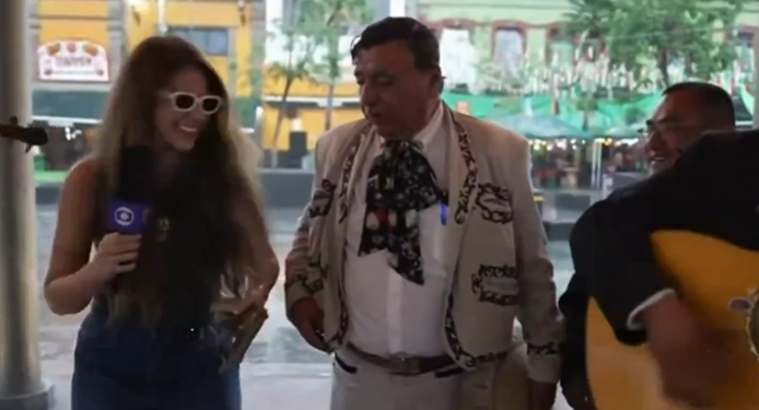 Jurnalistă surprinsă în direct la TV: un cântăreț mariachi i-a pus o armă în mână