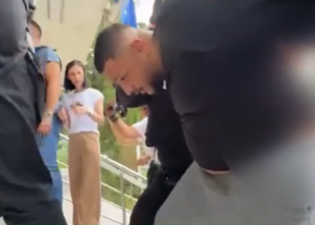 TikToker costumat în Piedone, vizat de o anchetă a poliției. Percheziții după un „control” filmat într-un magazin