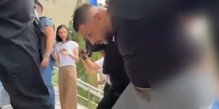 TikToker costumat în Piedone, vizat de o anchetă a poliției. Percheziții după un „control” filmat într-un magazin