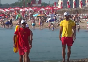 Ce înseamnă steagurile de pe plajă. Mulți turiști recunosc: „Sincer să vă spun, nu știu”