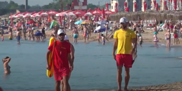 Ce înseamnă steagurile de pe plajă. Mulți turiști recunosc: „Sincer să vă spun, nu știu”