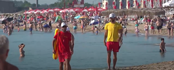 Ce înseamnă steagurile de pe plajă. Mulți turiști recunosc: „Sincer să vă spun, nu știu”