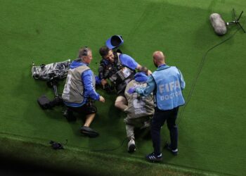 Cameraman lovit și scos pe targă la Cupa Mondială 2026