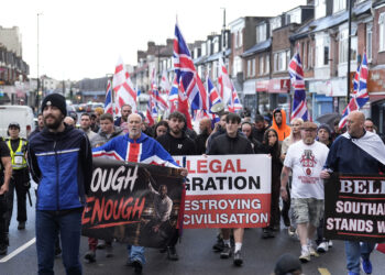 Noapte de teroare la Belfast: autobuze, mașini și locuințe incendiate după proteste anti-imigrație
