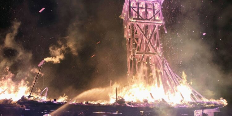 Biserică de lemn veche de 350 de ani, distrusă de un incendiu provocat de trăsnet în Maramureș