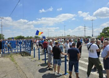 Protest la combinatul siderurgic din Galați. Angajații cer salariile restante