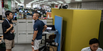 Tokyo îi încurajează pe bărbați să poarte pantaloni scurți la birou
