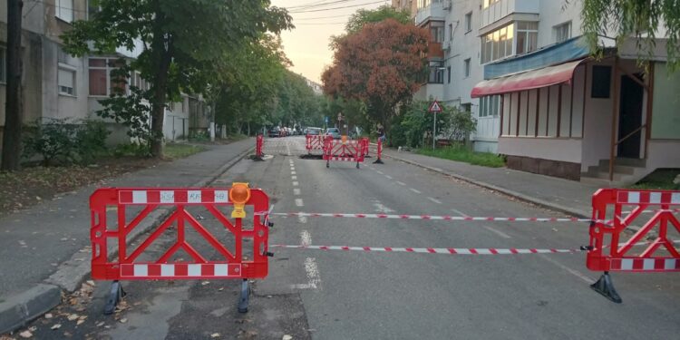 Asfalt surpat în Buzău după zeci de intervenții la canalizare. Compania de Apă dă vina pe deșeurile aruncate în rețea