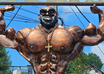 Atracție sau kitsch? Un culturist din bronz a încins spiritele la Bușteni