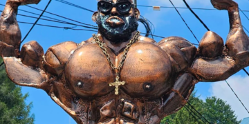 Atracție sau kitsch? Un culturist din bronz a încins spiritele la Bușteni