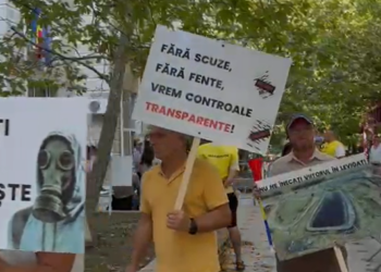 Protest la Garda de Mediu din cauza mirosurilor din sudul Bucureștiului. Locuitorii cer măsuri în cazul gropii Vidra