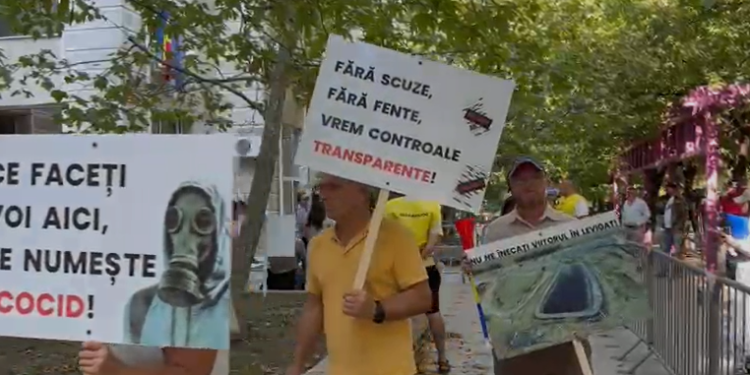Protest la Garda de Mediu din cauza mirosurilor din sudul Bucureștiului. Locuitorii cer măsuri în cazul gropii Vidra
